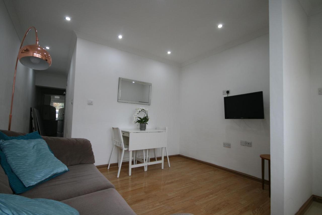 Molesey Near Hampton Court, Viking Short Stays West Molesey Ngoại thất bức ảnh