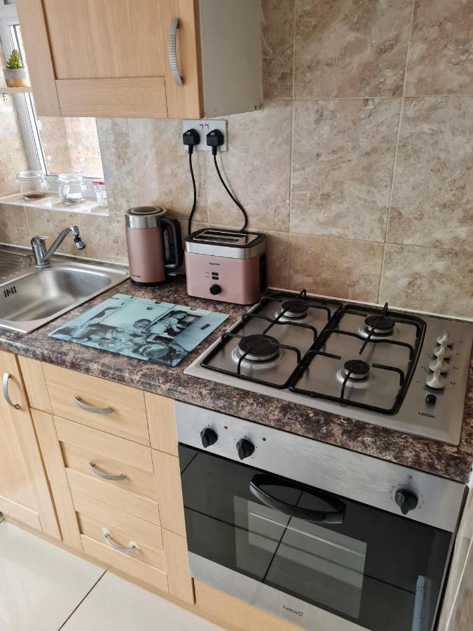 Molesey Near Hampton Court, Viking Short Stays West Molesey Ngoại thất bức ảnh